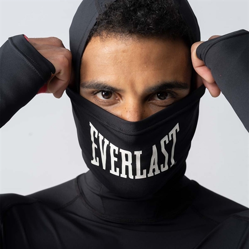 Mand har maske på på Everlast ONYX langærmet T-shirt