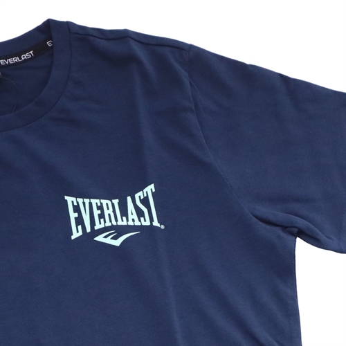 Everlast Shawnee T-shirt i navy hvor der er zoomet på logoet