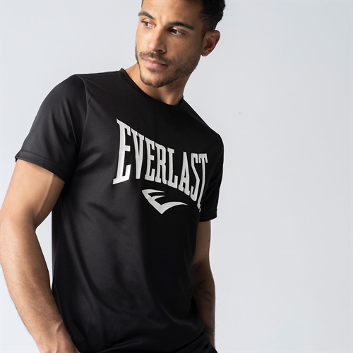 Mand har Everlast Moss Tech T-shirt - Sort på