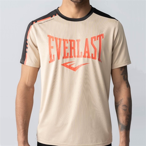 Mand med Everlast Austin T-Shirt på
