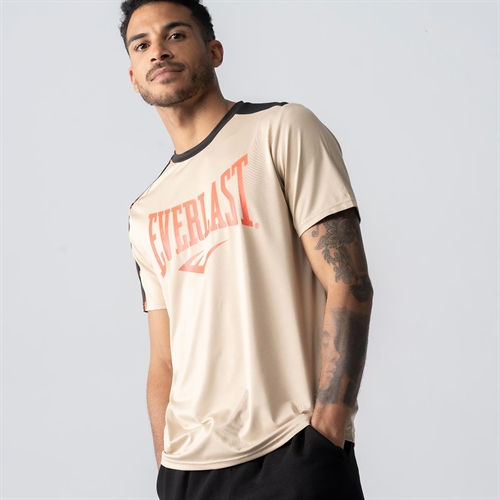 Man poser med Everlast Austin T-Shirt