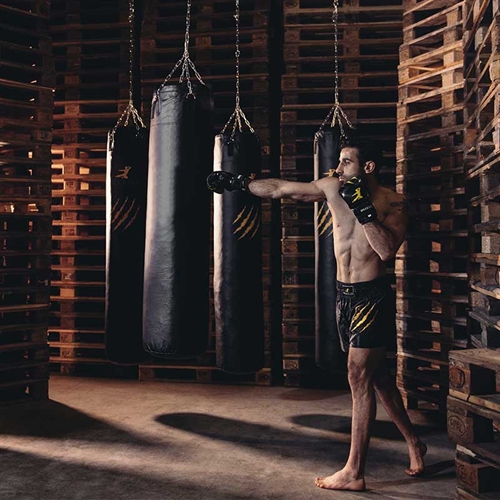 mand slår på Tunturi Heavybag 150 cm