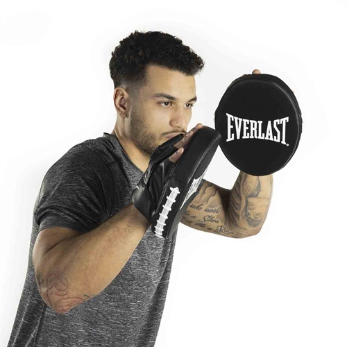 Mand med Everlast Core Plethandsker 