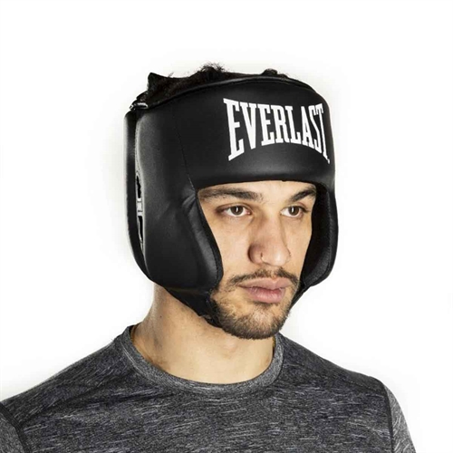 Mand med Everlast Core 2 Boksehjelm